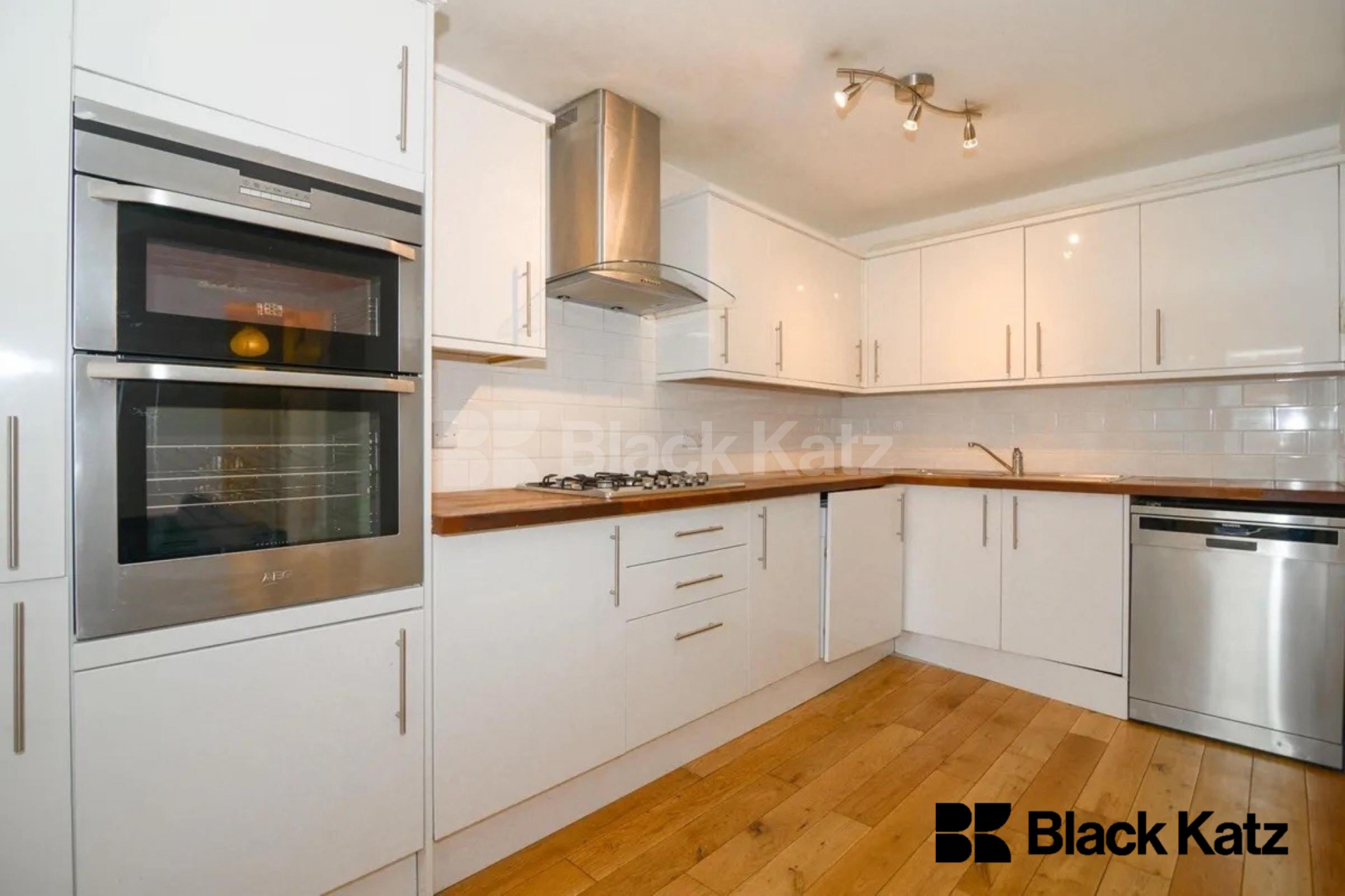 Beautiful apartment  925 Sq.Ft. with two bathrooms & balcony  Bullen Street, Battersea Park SW11